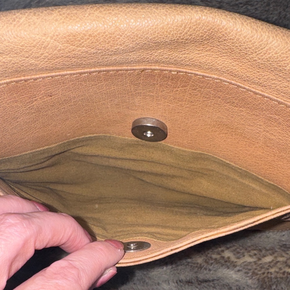 Kenneth Cole Soft Tan Leather Crossbody Saddle Bag - Picture 9 of 9
